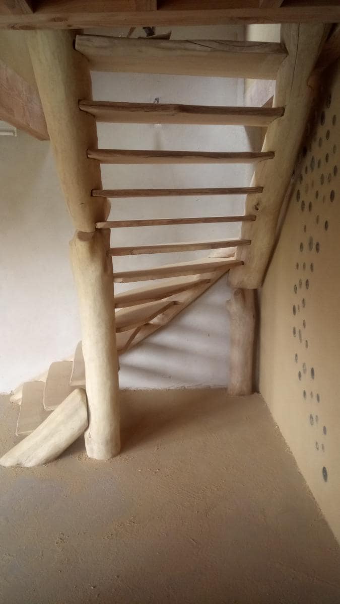 de wandelende tak houten trap muur van leem